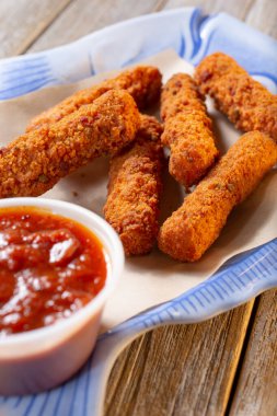 Bir tabak mozzarella çubuğu manzarası.