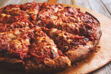 Pepperonili pizza manzarası.