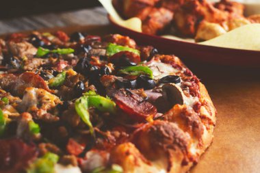 Muhteşem bir pizzanın manzarası.