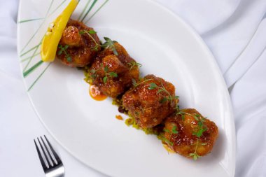 Bir tabak bufalo kanadının yukarıdan görünüşü karnabahar çiçekleri..