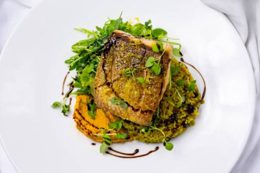 Humus ve pirinç yatağında ızgara somon filetosu..