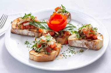 Restoranda ya da mutfak ortamında bir tabak bruschetta..