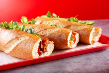 Tepside üç banh mi sandviç manzarası.