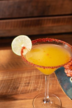 Süslü bir margarita içeceği manzarası.