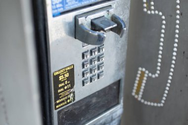 Los Angeles, California, ABD - 10-25-2021: Tarihi geçmiş bir ankesörlü telefonun tuş takımı.