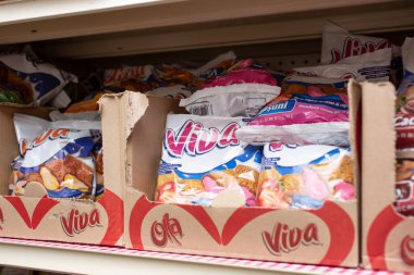 Los Angeles, California, ABD - 10-25-2021: Viva atıştırmalıklarının çeşitli vitrinlerinin yerel bir bakkalda sergilenmesi.