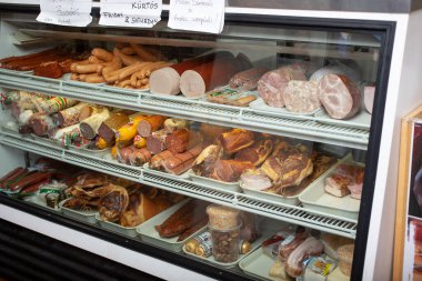 Los Angeles, Kaliforniya, ABD - 10-25-2021: Yerel bir kasap dükkanında görülen ve Avrupa 'nın çeşitli etleriyle dolu bir vitrin manzarası.