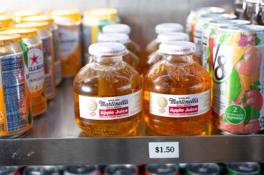 Los Angeles, California, Amerika Birleşik Devletleri - 10-02-2021: Martinelli 'nin birkaç şişe elma suyu yerel bir bakkalda görülüyor.