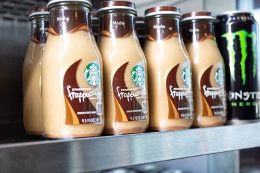 Los Angeles, California, ABD - 10-02-2021: Yerel bir bakkalda sergilenen çeşitli Starbucks cam şişeli Frappuccino ürünlerinin manzarası.