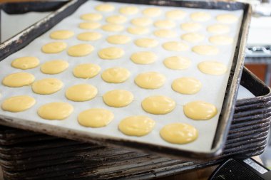 Yerel bir fırında görülen fırın tepsisindeki ıslak hamurun manzarası.