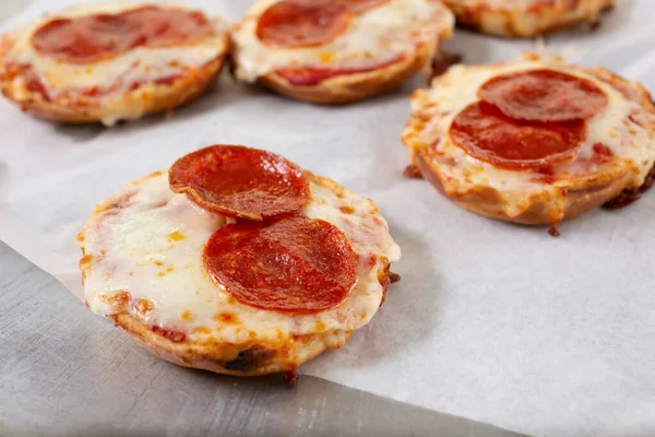 Uitzicht Bagel Pizza Met Kaas Peperoni Toppings — Stockfoto