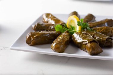 Doldurulmuş üzüm yaprağı manzarası.