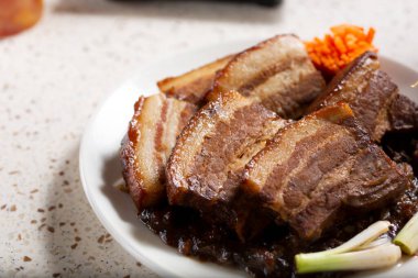 Bir tabak haşlanmış domuz göbeği manzarası..