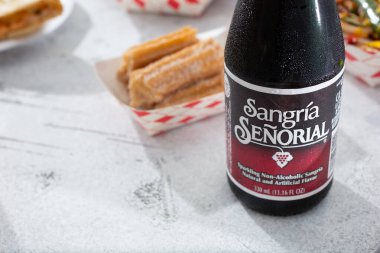 Los Angeles, California, ABD - 10-23-2021: Meksika sokak yemekleri eşliğinde bir şişe Sangria Seorial soda manzarası.