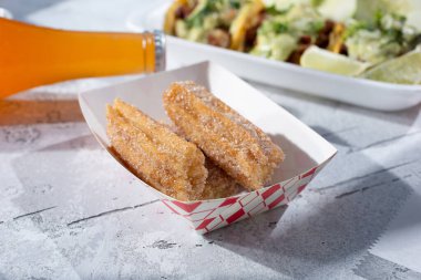 Bir tepsi churros parçasının manzarası.