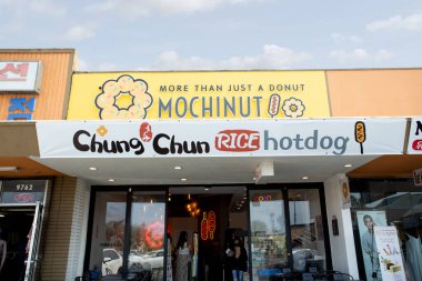 Los Angeles, Kaliforniya, ABD - 10-02-2021: Mochinut ve ChungChun olarak bilinen çörek ve hot dog zinciri için bir mağaza işareti