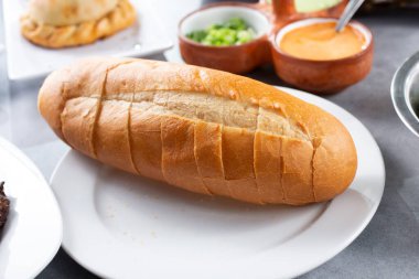 Bir tabakta önceden dilimlenmiş yemek rulosu manzarası..