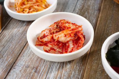 İçinde kimchi bulunan birkaç banchan tabağı manzarası..