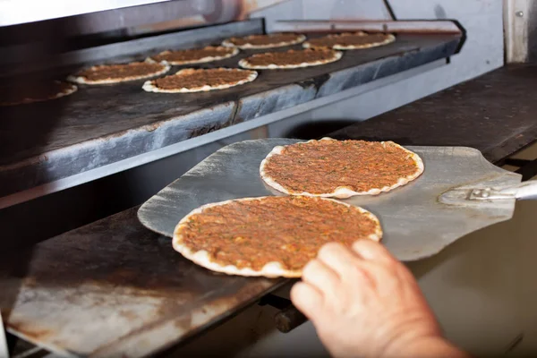 Uma Vista Para Forno Onde Funcionário Coloca Vários Manakish Usando — Fotografia de Stock