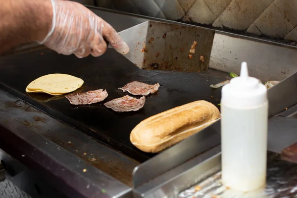 Bir Restoranın Mutfağında Tako Pişirmek Için Izgara Kullanan Bir Aşçının — Stok fotoğraf