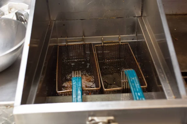 熱々の油で沸騰した揚げ籠の眺め レストランのキッチン設定 — ストック写真