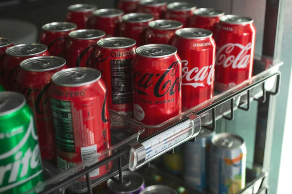 美国加利福尼亚州洛杉矶 2021 在商业冰箱中看到几个可口可乐品牌的苏打水罐 特点是可乐零糖 — 图库照片