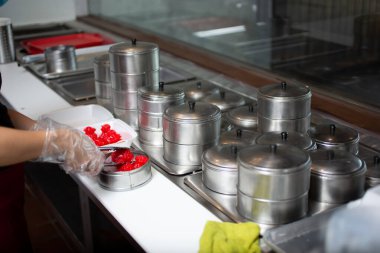 Yerel bir restoranda Dim Sum ürünleri hazırlayan bir işçinin görüntüsü.