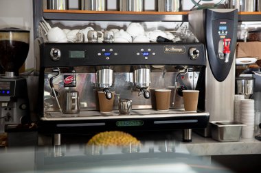 Los Angeles, California, ABD - 10-02-2021: Yerel bir kafede görülen bir Marengo espresso makinesi manzarası.