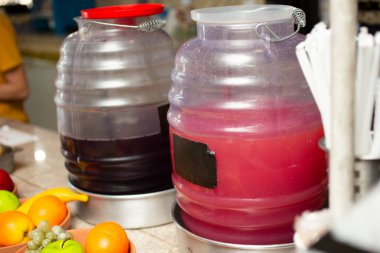 Yerel bir Meksika restoranında görülen büyük fıçı agua freskleri..