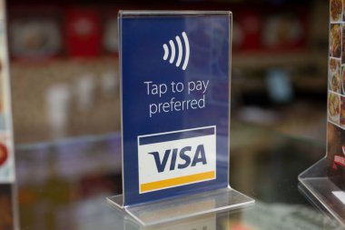 Los Angeles, California, ABD - 10-02-2021: Yerel bir perakende mağazasında görülen, tercih edilen reklam tabelasını ödemek için Visa Tap.
