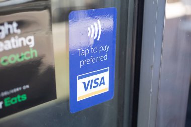 Los Angeles, California, ABD - 10-02-2021: Tercih edilen reklam etiketini ödemek için Visa Musluğu manzarası, yerel bir restoranda görülüyor.