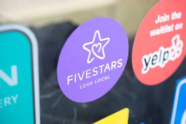 Los Angeles, California, ABD - 10-02-2021: Yerel bir restoranın ön kapısına yapıştırılmış bir Fivestars uygulaması ödül etiketi manzarası.