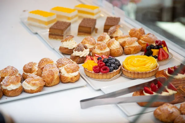 Una Vista Una Variedad Pasteles Franceses Mostrador Una Panadería Local —  Fotos de Stock