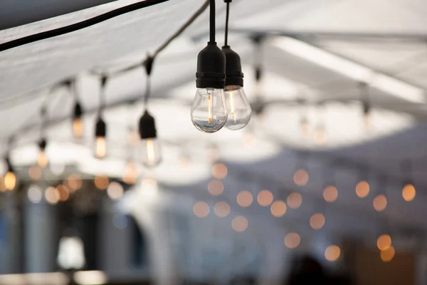 Вид Висячие Лампочки Винтажного Стиля Внутри Палатки Стиле События — стоковое фото