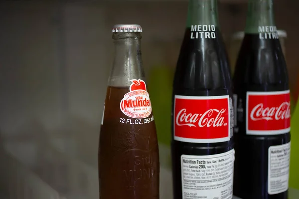 Лос Анджелес Каліфорнія Сша 2021 Вид Скляних Пляшок Coca Cola — стокове фото