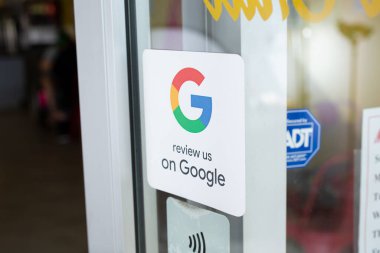 Los Angeles, California, ABD - 10-02-2021: Google 'da eleştiri sunmak üzere müşterilere yönelik perakende satış mağazası etiketi reklamları.