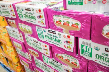 Los Angeles, Kaliforniya, ABD - 04-06-2021: Yerel bir Costco mağazasında sergilenmekte olan çok sayıda Kirkland İmza Kutusunun% 100 'ü meyve suyu organik meyve suyu kutularıdır.