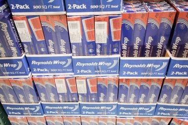 Los Angeles, California, ABD - 04-06-2021: Reynolds folyo rulolarının çeşitli paketleri yerel bir bakkalda sergileniyor.