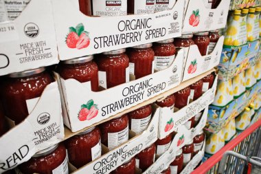Los Angeles, California, ABD - 04-06-2021: Yerel bir Costco mağazasında sergilenmekte olan Kirkland 'ın birkaç kavanozuna ait organik çilek serpintisi.