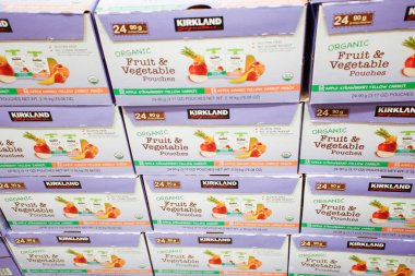 Los Angeles, California, ABD - 04-06-2021: Yerel bir Costco mağazasında sergilenmekte olan Kirkland İmza Organik Meyve ve ve Sebze Torbası kutularının manzarası.