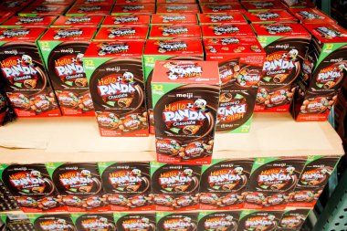 Los Angeles, California, ABD - 04-06-2021: Meiji Hello Panda 'nın birkaç kutu çikolatalı abur cuburunun yerel bir markette sergilenmesi.