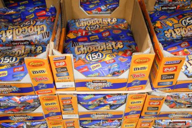 Los Angeles, California, ABD - 04-06-2021: Yerel bir Costco mağazasında sergilenen çeşitli Kirkland İmza Çikolata Paketleri.