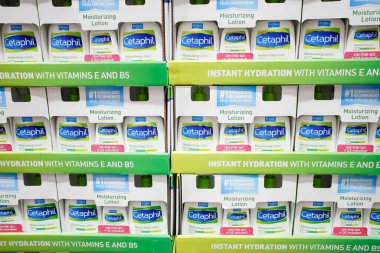 Los Angeles, California, ABD - 04-06-2021: Cetaphil losyonunun birkaç konteynırı yerel bir büyük market vitrininde sergileniyor.