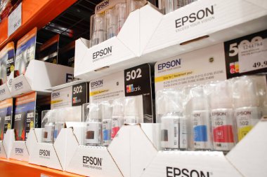 Los Angeles, California, ABD - 04-06-2021: Epson mürekkep kartuşlarının çeşitli paketleri yerel büyük bir markette sergileniyor.