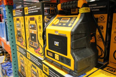 Los Angeles, California, ABD - 04-06-2021: Yerel büyük bir markette sergilenen çok sayıda CAT profesyonel elektrik santrali manzarası.