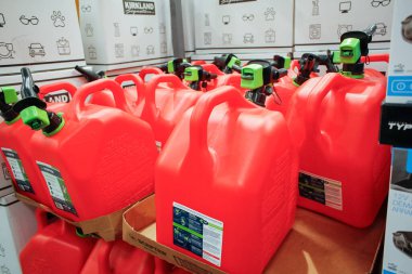 Los Angeles, California, ABD - 04-06-2021: Yerel büyük bir market vitrininde sergilenen çok sayıda büyük asanın görüntüsü.