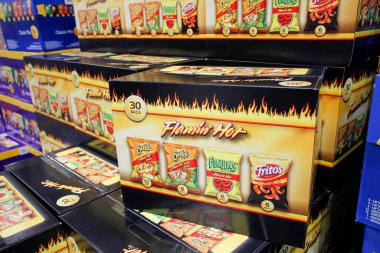 Los Angeles, California, ABD - 04-06-2021: Yerel büyük bir markette sergilenmekte olan çok sayıda popüler baharatlı Frito-Lays cipsi manzarası.