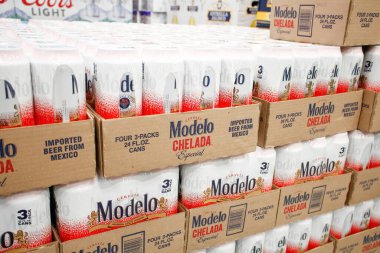 Los Angeles, California, ABD - 04-06-2021: Yerel büyük bir markette sergilenen çok sayıda Modelo Chelada Especial bira içeceklerinin manzarası.