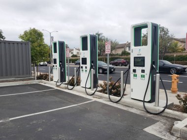 Los Angeles, California, ABD - 04-26-2021: Amerika Elektrik Markası 'nın yer aldığı çok sayıda elektrikli aracın görüntüsü.