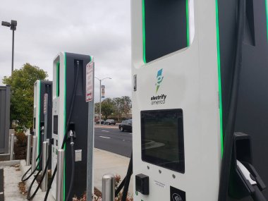 Los Angeles, California, ABD - 04-26-2021: Elektrik Amerika markasının yer aldığı çok sayıda elektrikli aracın yakın görüntüsü.